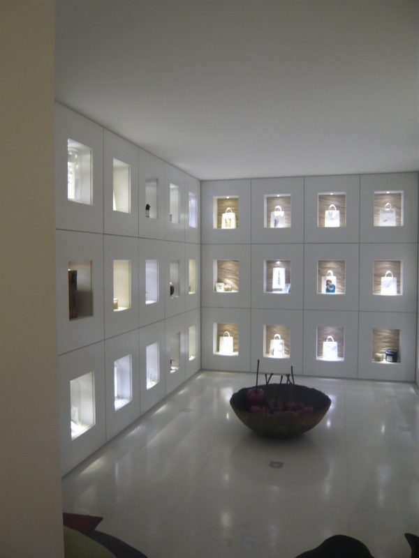 Beleuchtete Regalwand