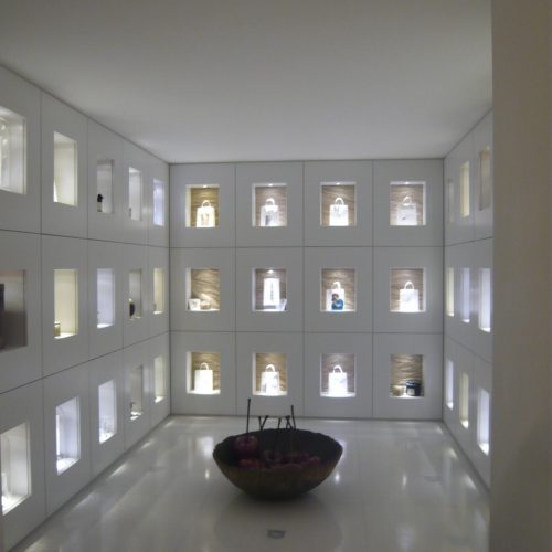 Beleuchtete Regalwand