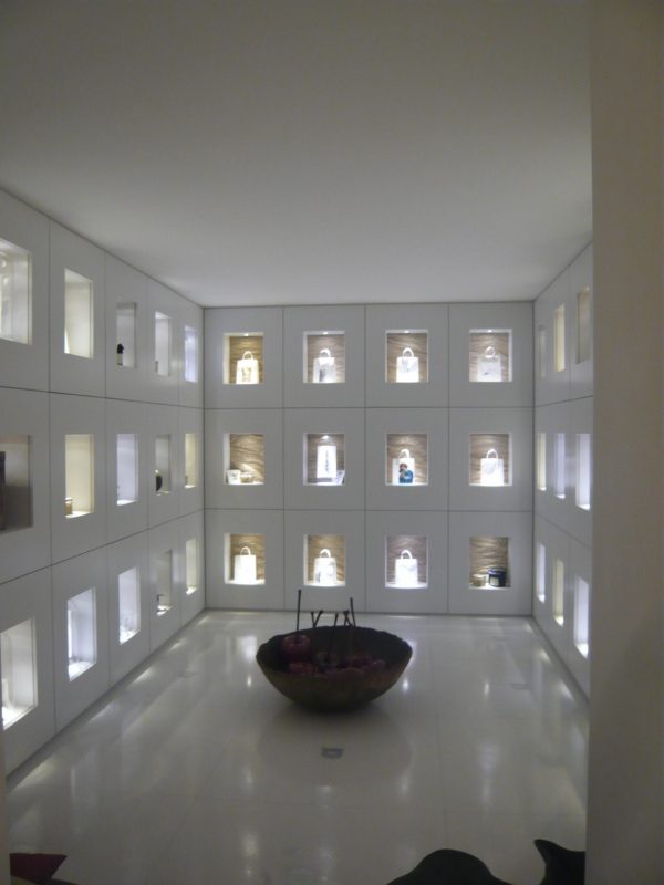 Beleuchtete Regalwand