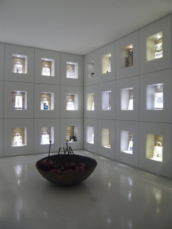 Beleuchtete Regalwand