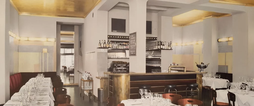 Restaurantdesign Modellhut Berlin, Gastraum mit Blattgolddecke und Messing-Bar